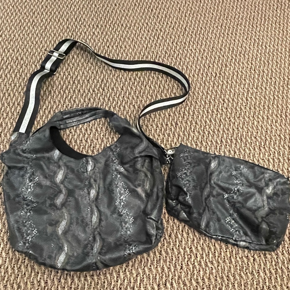NEW Snakeskin tote bag with detachable makeup bag inside - Picture 3 of 7